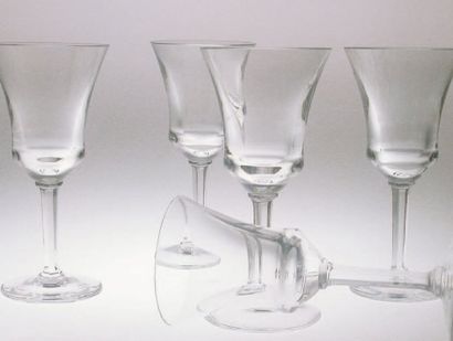 null Série de 18 verres Poitiers en cristal uni clair, 135mm. 