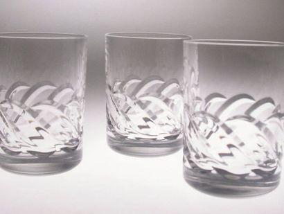 null Série de 42 gobelets Vincennes en cristal clair uni taillé Fontaine, 105mm....