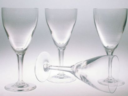null Série de 12 verres Gevaert en cristal uni clair à jambe taillée, 155mm. 