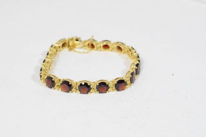 null Bracelet en or jaune 18k (750) orné de 18 grenats ronds. 

Poids brut : 21.97...