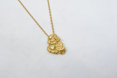 null Pendentif en or jaune 18k (750) stylisant une pépite d'or orné d'un diamant.

On...