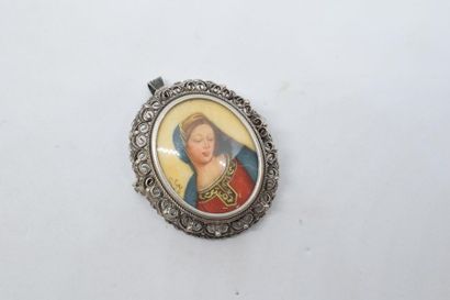 null Médaillon en argent (800) orné d'une miniature représentant la Vierge.
Monogrammée...