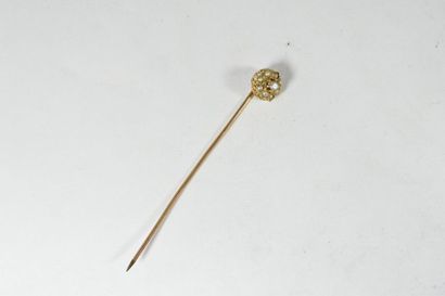 null Epingle à cravate en or jaune (18K) ornée de perles.

Poids brut : 1.2 g.