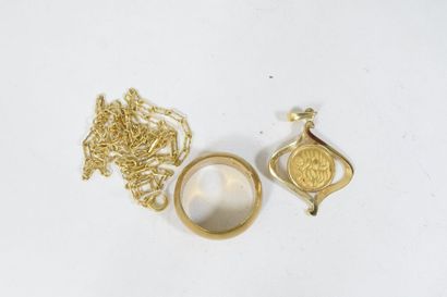 null Lot d'or jaune 14k (585) et métal comprenant une bague jonc (métal), un pendentif...