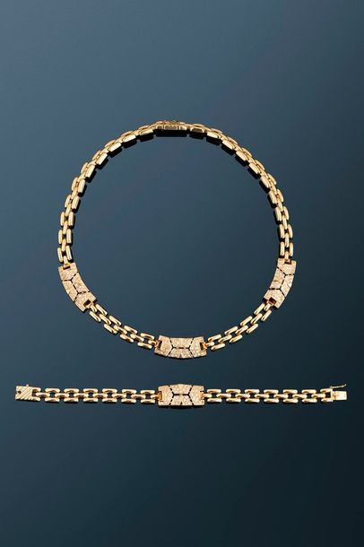 null Collier et bracelet en or jaune 18K (750) à mailles vannerie, coupées de motifs...