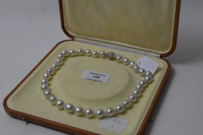 null Collier en perles de culture, le fermoir sphérique en or gris 18K (750) pavé...