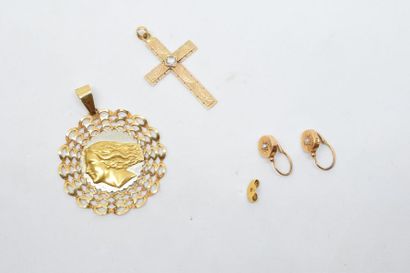 null Un lot en or comprenant un pendentif ajouré 18k (750), une croix 14k (585),...