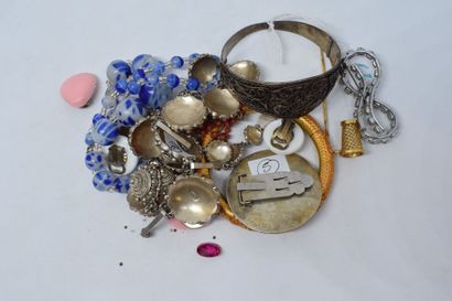 null Lot de bijoux fantaisies comprenant : 

- un bracelet en métal argenté. 

-...