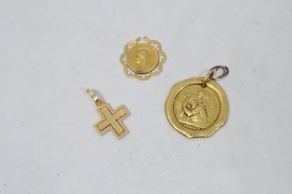 null Médaille en or jaune 18k (750) représant Saint Christophe. 

On y joint un débris...