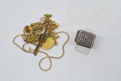 null Lot composé d'une chaîne en plaqué or (L. : 70 cm), d'une broche religieuse...