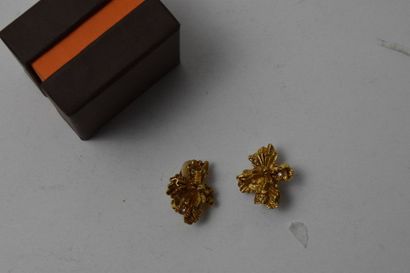 null Paire de clips d'oreille en métal doré à décor de rubans sertis pierres blanches....