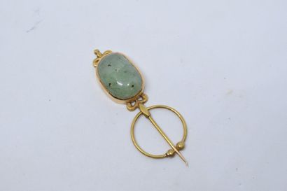 null 
Amulette en or jaune 18k (750) ornée d'une pierre verte cabochon.
Poids brut...