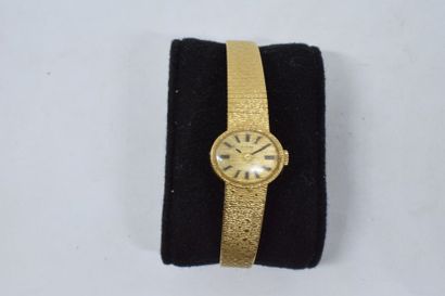 null Montre bracelet de dame en or jaune 18k (750), cadran oval à fond dorée, index...