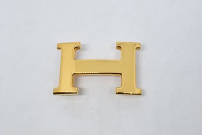 null Boucle de ceinture en métal doré. 

Signée Hermès. 

Dim. : 3,8 x 6 cm.