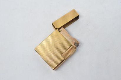 null Briquet rectangulaire en métal doré (micro-rayure d'usage).

Signé S.T. Dupont...