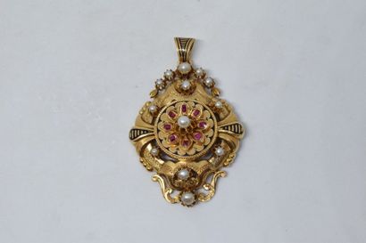 null Broche pendentif en or jaune 18k (750) émaillé noir à décor d'enroulements ornés...