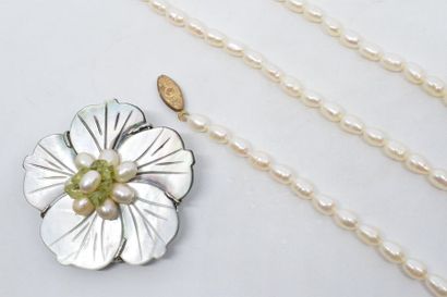 null Ensemble composé d'un bracelet (L. : 20 cm), d'un collier (L. : 42 cm) en perles...