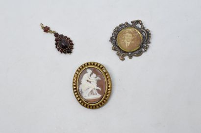 null Ensemble de trois bijoux fantaisie anciens en métal : camée, broche rocaille...