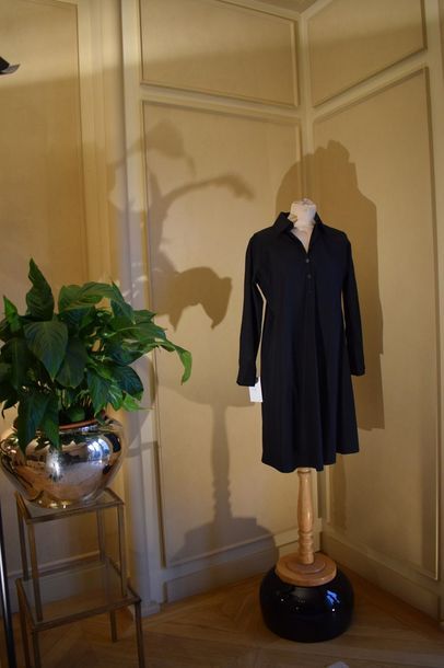 null HERMES Paris Made in France

Robe en popeline de coton noire, petit col, simple...