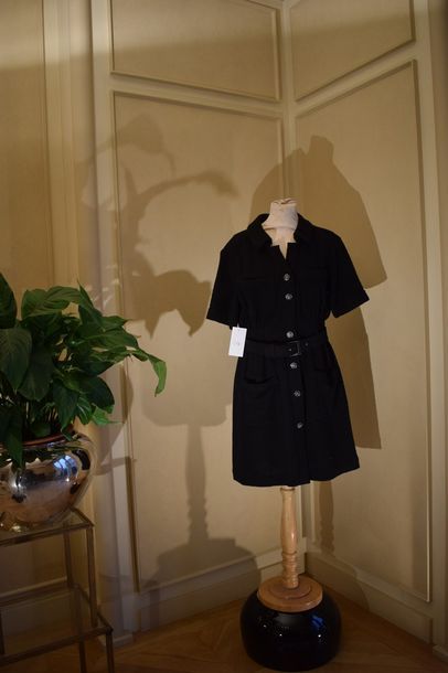 null CHANEL Printemps/Eté 2013

Petite robe noire en tweed de coton, petit col sur...