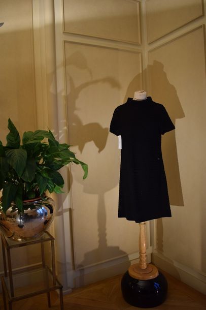 null CHANEL

Petite robe noire en maille texturée à motif de rayures, encolure ronde...
