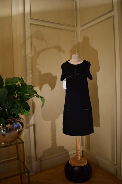 null CHANEL Automne/Hiver 2009

Petite robe noire en jersey cachemire ornée de surpiqures...