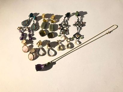 null Anonyme

Lot de sept paires de clips et pendants d'oreille et d'un collier agrémenté...