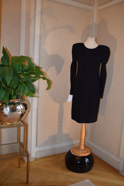 null Georges RECH

Petite robe noire en jersey de laine, encolure ronde, manches...