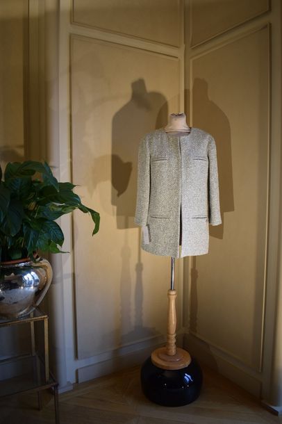 null CHANEL Printemps/Eté 2014

Manteau en tweed de coton dans les tons beige, marine,...