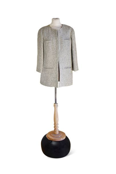 null CHANEL Printemps/Eté 2014

Manteau en tweed de coton dans les tons beige, marine,...