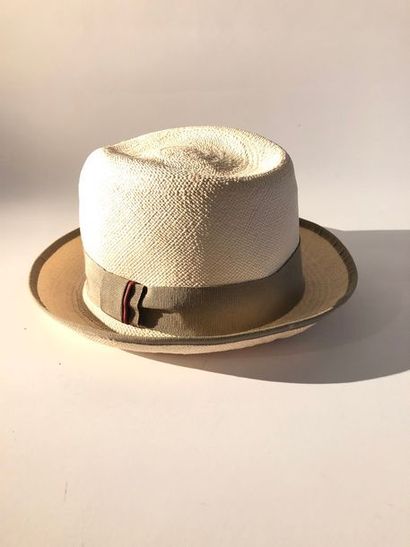 null Loro PIANA

Chapeau en paille blonde gansée de gros grain taupe, tour de tête...