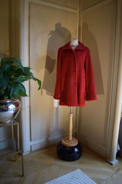 null AKRIS

Ensemble rouge composé d'un manteau en lainage angora, petit col, simple...