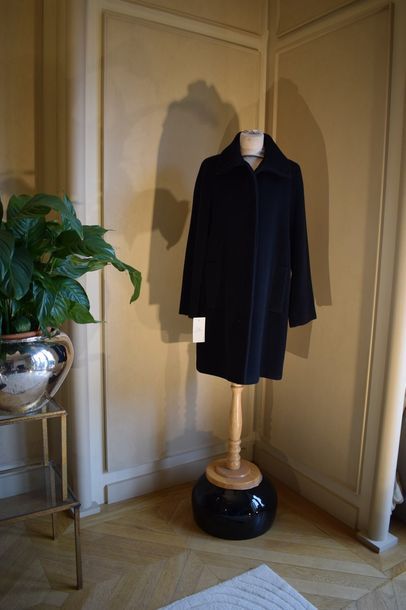 null AKRIS

Ensemble noir composé d'un manteau en lainage angora, petit col, simple...