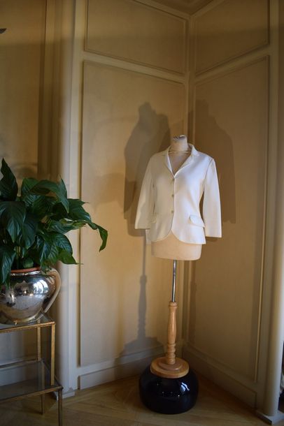 null Loro PIANA

Lot composé d'une veste blazer en maille de coton blanche gansée...