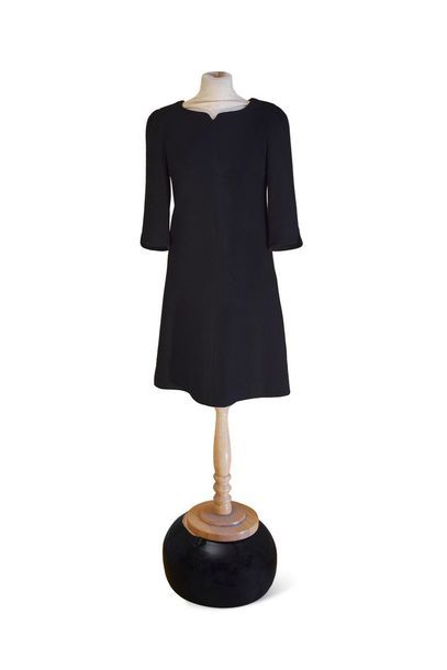 null COURREGES 

Petite robe noire en crêpe de laine, à encolure carrée soulignée...