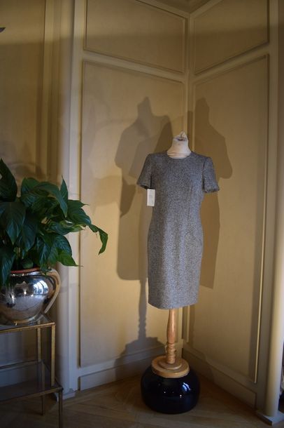 null TORRENTE Haute Couture, Boutique

Petite robe en tweed bouclette grise, encolure...