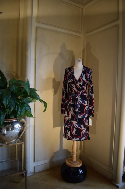 null Emporio ARMANI, Diane Von FURSTENBERG

Lot composé d'une robe en maille chenille...