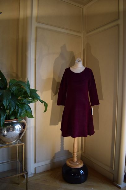 null Emporio ARMANI, Diane Von FURSTENBERG

Lot composé d'une robe en maille chenille...