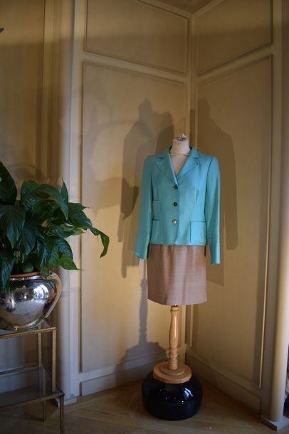 null AKRIS

Ensemble composé d'une veste blazer à finitions frangées turquoise, col...