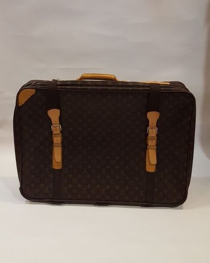 null Louis VUITTON

Valise "Satellite" en toile Monogram et cuir naturel, fermeture...