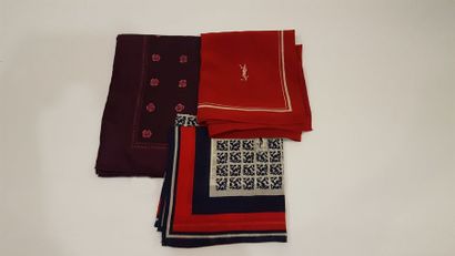 null CHANEL, Yves Saint LAURENT

Lot composé de trois pochettes en soie imprimée...