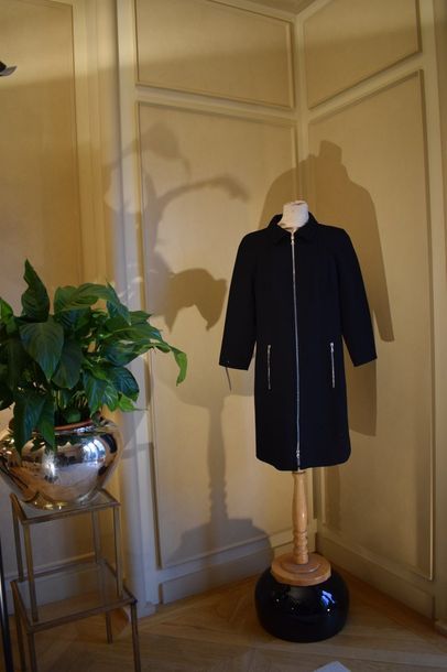 null COURREGES circa 1990

Manteau zippé en gabardine de laine noir, petit col, manches...