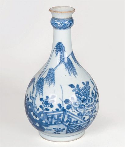 null Vase bouteille en porcelaine décorée en bleu sur fond légèrement céladonné,...