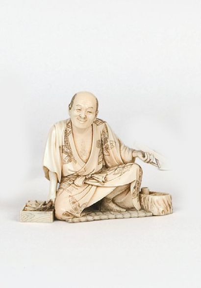 null Okimono en ivoire figurant un ébéniste avec ses outils. Japon, vers 1900. H.:...