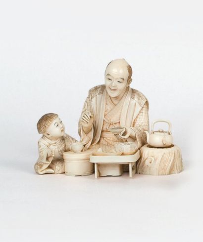 null Okimono en ivoire représentant un père attablé avec son fils, buvant le thé....