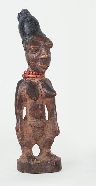 null Statuette IBEJI YOROUBA (Nigeria) De sexe féminin. Aire IGBOMINA. Deux colliers...