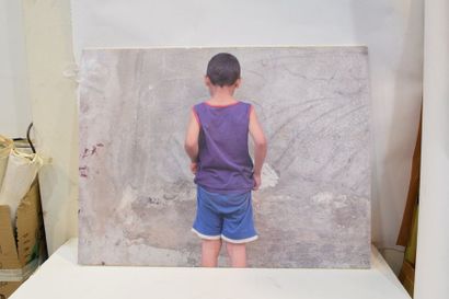 null MAROUN Rima (né en 1983). 

Enfant vu de dos face à un mur. Photographie attribuée...