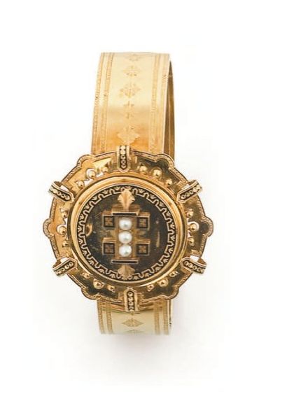 null Bracelet articulé en or jaune ciselé orné d'une rosace à décor émaillé noir...
