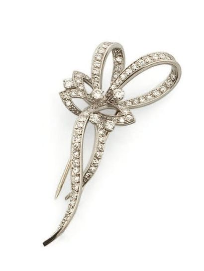 null Broche en or gris stylisée d'un noeud de ruban sertie de diamants taillés en...