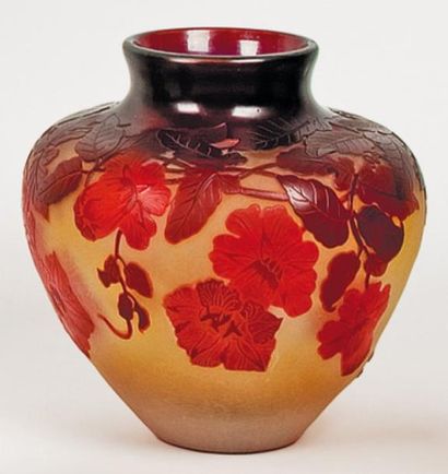 GALLÉ Émile (1846 -1904) Vase ovoïde. Épreuve de tirage industriel réalisée en verre...
